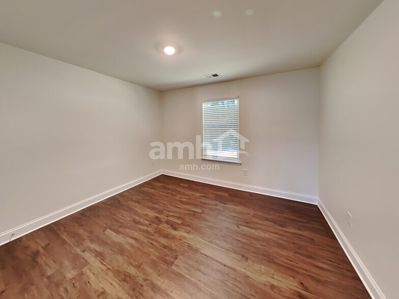 Building Photo - 2062 Windsor Park Ave