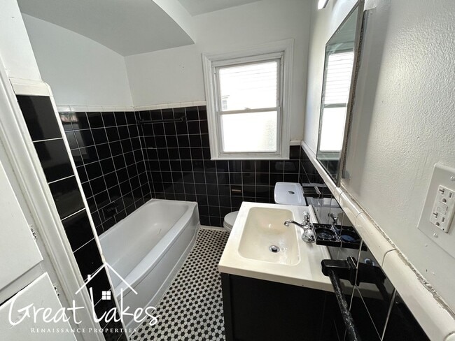 Building Photo - Beautiful 3 Bedroom 1 Bathroom now availab...