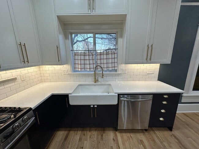 Building Photo - "Charming 3-Bed Oasis with Granite Touches & Cozy Fireplace in Nampa!"