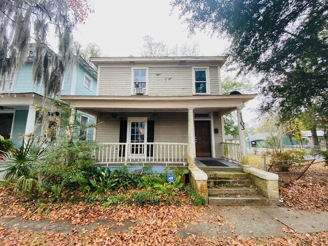 Building Photo - Renovated larg single family home! 2,200+ sf