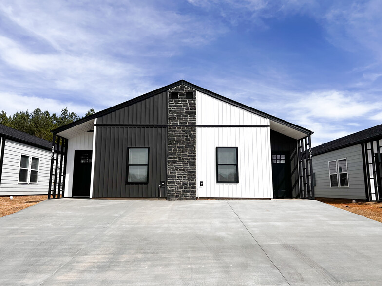 Building Photo - 2030 Brother Arthur Trl