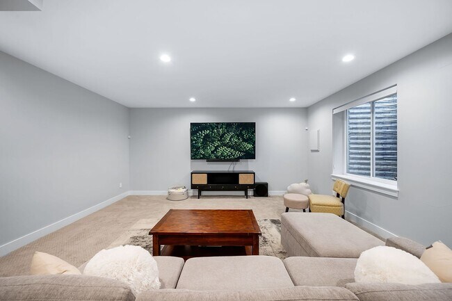 Building Photo - Modern 4BD, 4BA Home With 2-Car Garage, On...