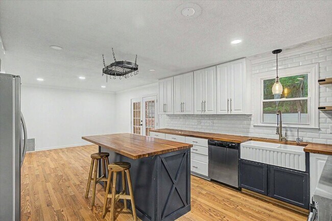 Building Photo - 4 bedroom house in Hesse school district