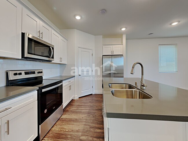 Building Photo - 10044 Spire St