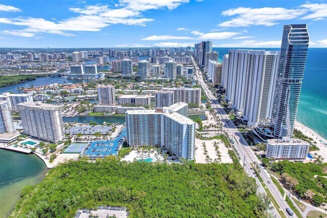 Building Photo - 100 Bayview Dr