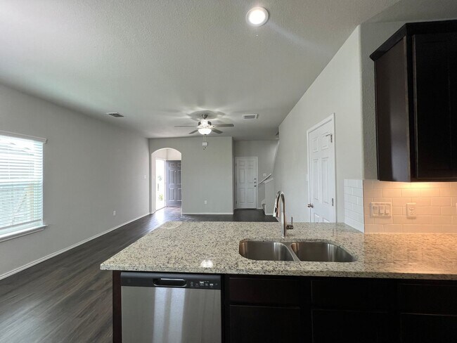 Building Photo - Luxury 3/2 Townhouse in Seguin, Texas