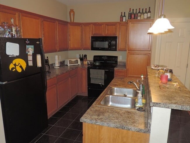 Building Photo - $2000 | 3 Bedroom, 2 Bathroom Condo | No P...