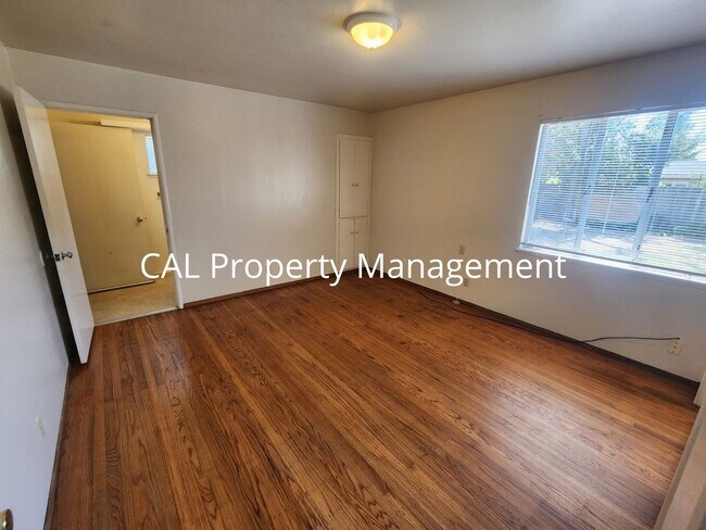 Building Photo - 430 E Laurel Dr