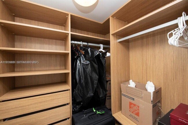 Building Photo - 1331 Brickell Bay Dr