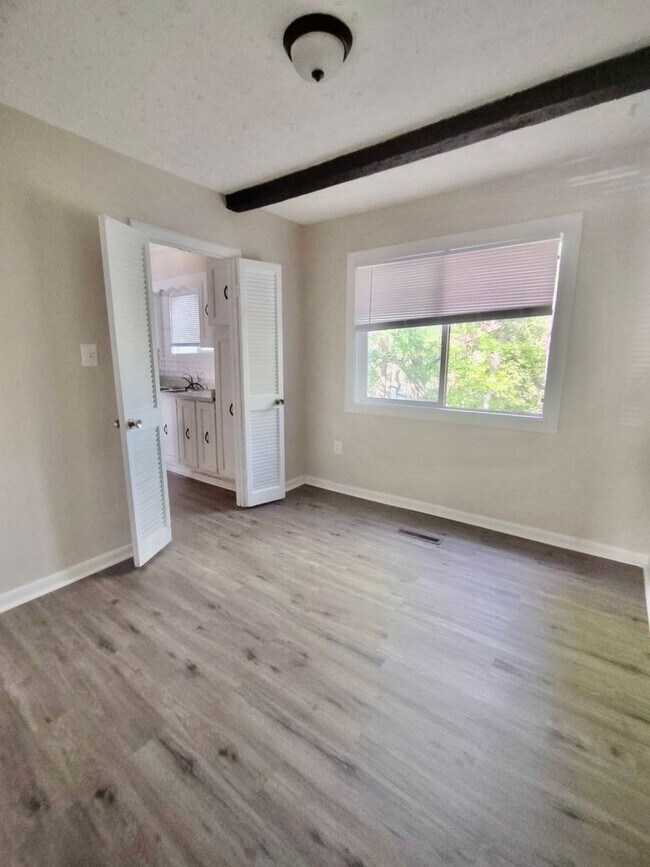 Building Photo - Spacious 3 Level Stafford Townhouse