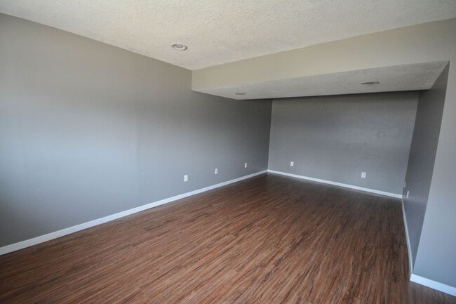 Building Photo - Pet friendly home in Country Club Manor w/fenced yard!