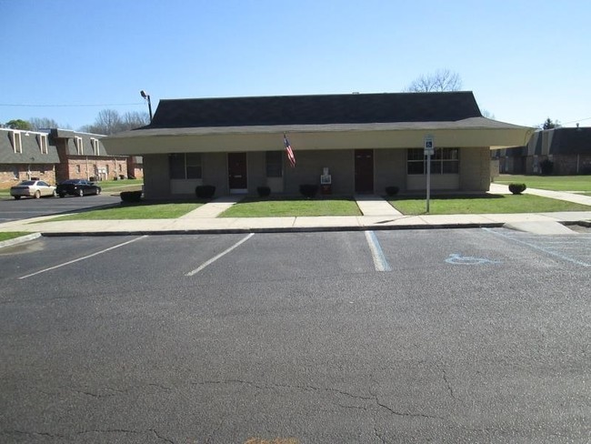 Leasing Office - Selma Square Apartments