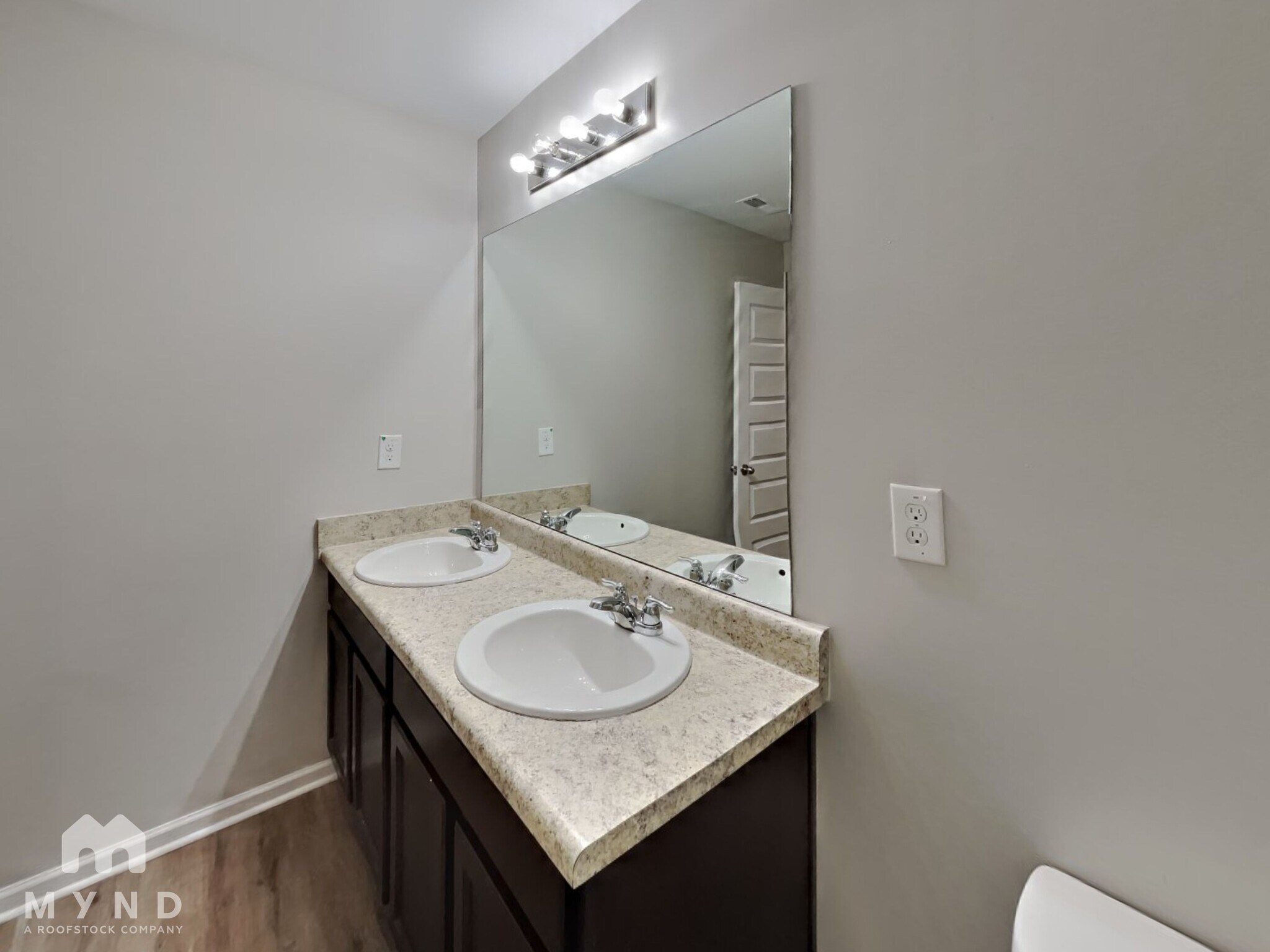 Building Photo - 3105 Hendrick Dr