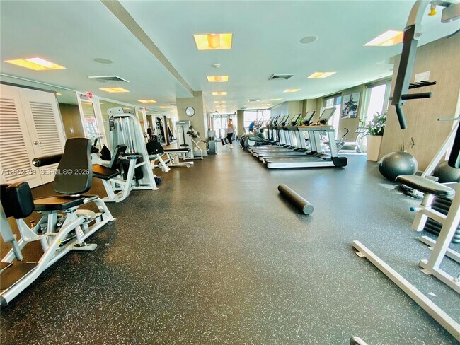 Building Photo - 950 Brickell Bay Dr