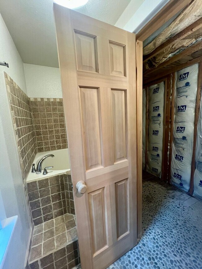 Building Photo - Private Westside 3 BD+Den