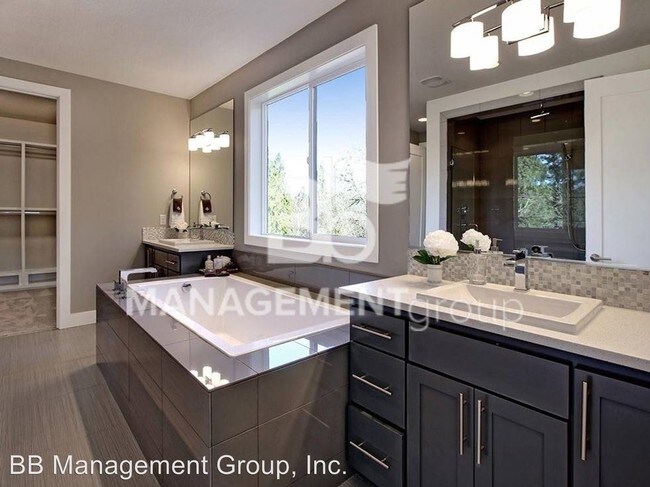 Building Photo - 3 br, 2.5 bath House - 10805 NW Cornell Rd