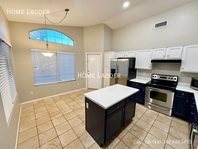 Building Photo - 363 W Bruce Ave