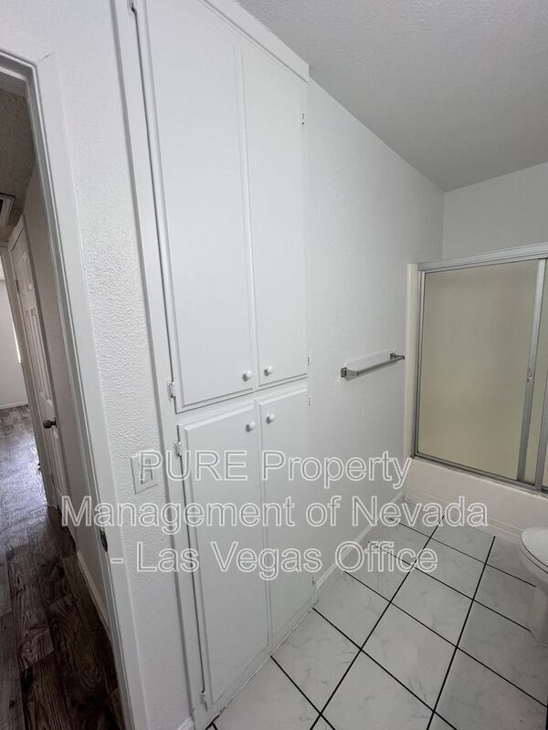 Building Photo - 1405 E Vegas Valley Dr