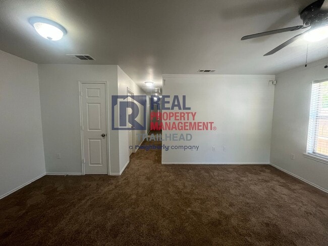 Building Photo - Great Location - 3 Bed/2 Bath - $500 Rent ...