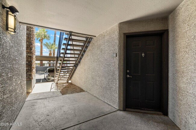 Building Photo - 2025 E Campbell Ave