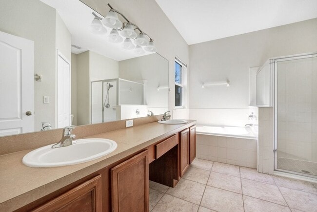 Building Photo - Cozy 4/2 Home Nestled in a Gated Community