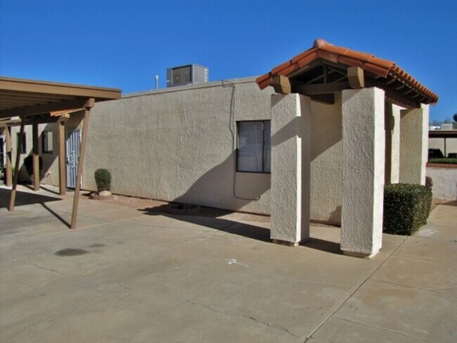 Building Photo - 1124 Plaza Oro Loma