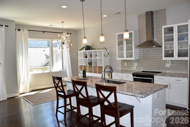 Building Photo - 916 Westbrook Dr