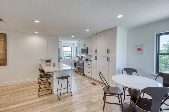 Building Photo - 3305 Close Call