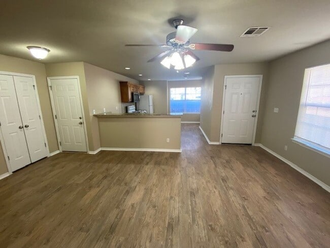 Building Photo - 2 bedrooms - 2 baths + Garage!! Self Showi...