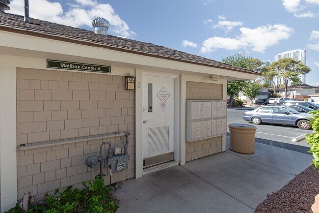 Building Photo - 1 bedroom unity in luxury guard gated community near the Strip