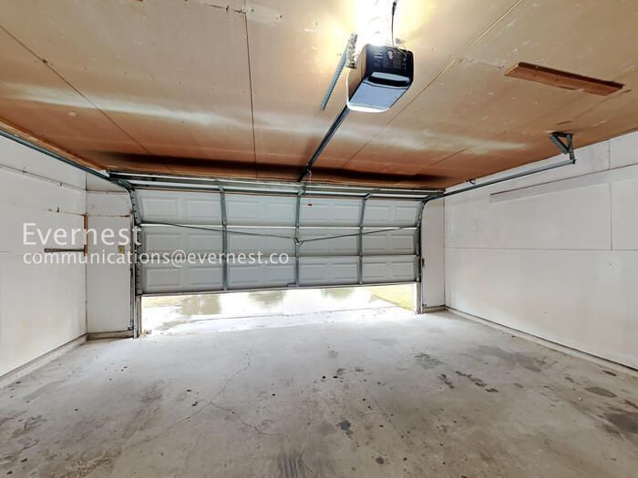 Building Photo - 2117 Newbury Dr