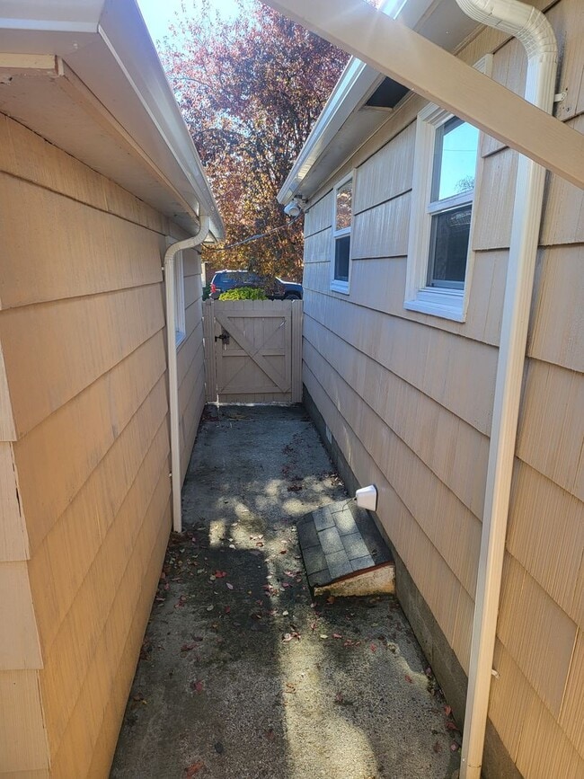 Building Photo - Cute House Close to W.F West High School!