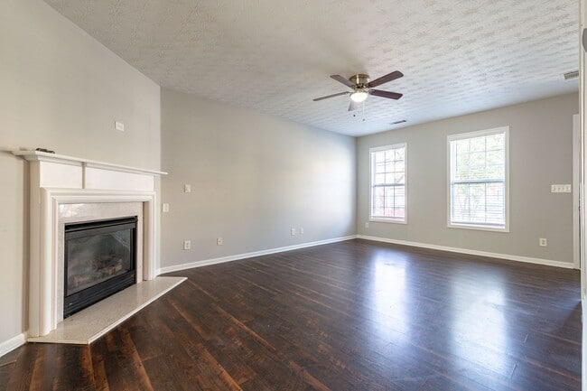 Building Photo - 4 Bedroom/2.5 Bath Townhouse!