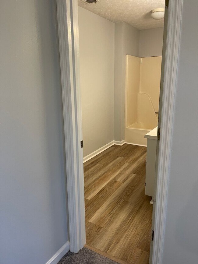 Building Photo - Westwood Hills! 3 BR 2 1/2 Bath home off M...