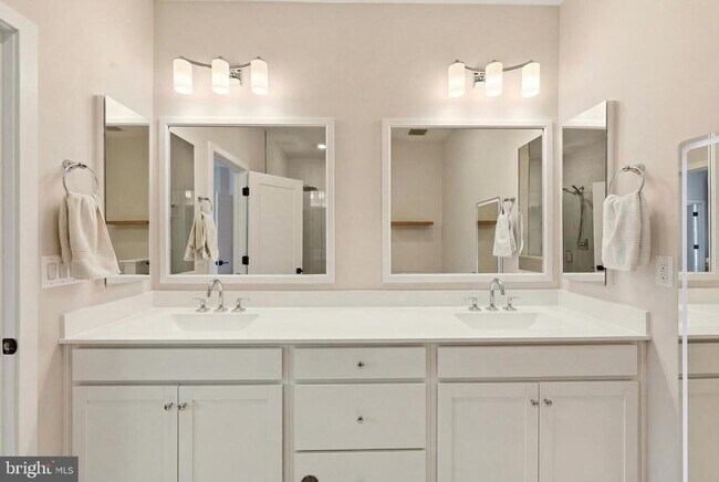 Building Photo - 22810 Tawny Pne Sq