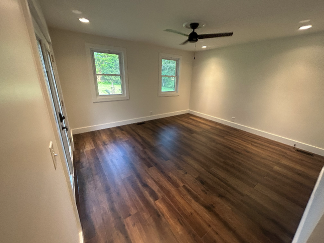 Building Photo - 516 Lemont Dr