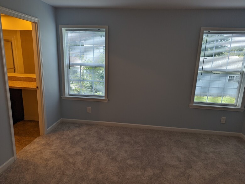 Building Photo - 8073 River Rd SE