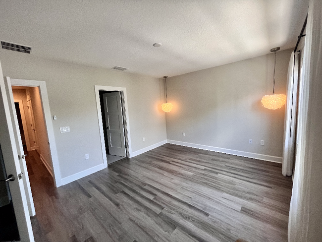 Building Photo - 1302 W Carmen St
