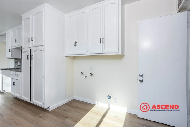 Building Photo - Spacious 5-Bedroom Home + Back Unit Included | 3 Baths | Bakersfield Living