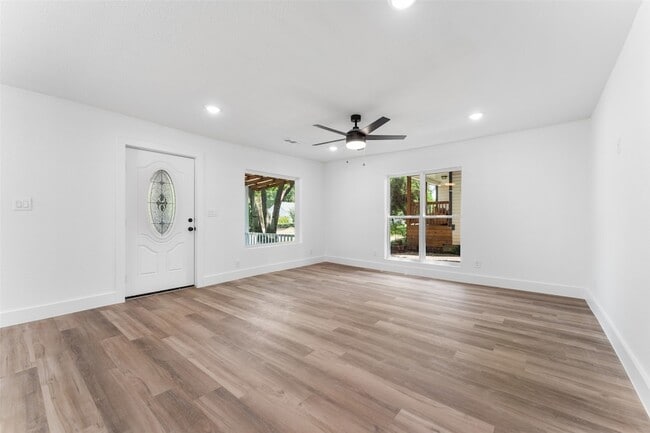 Building Photo - 2730 Gladstone Dr