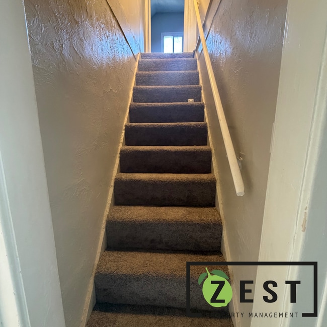 Building Photo - 2 BED + BONUS ROOM! 1 BATH HOME!