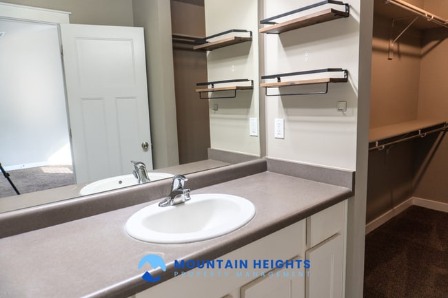 Building Photo - 858 Cecina Ct