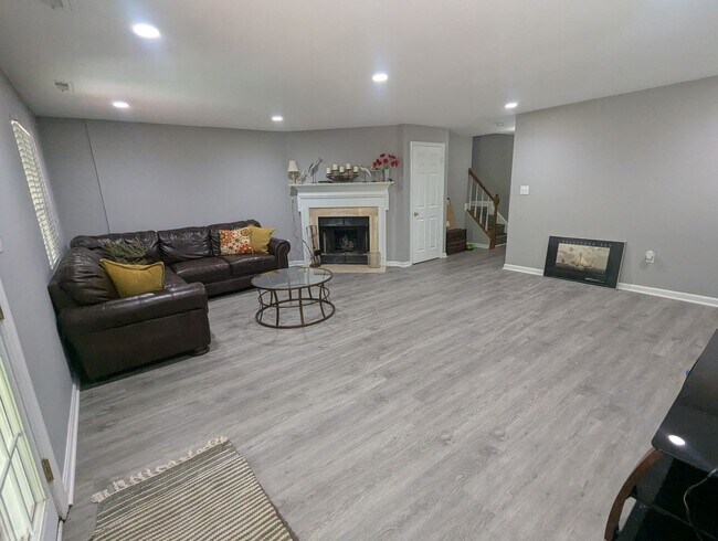 Building Photo - Beautiful 3 level END UNIT townhouse that ...