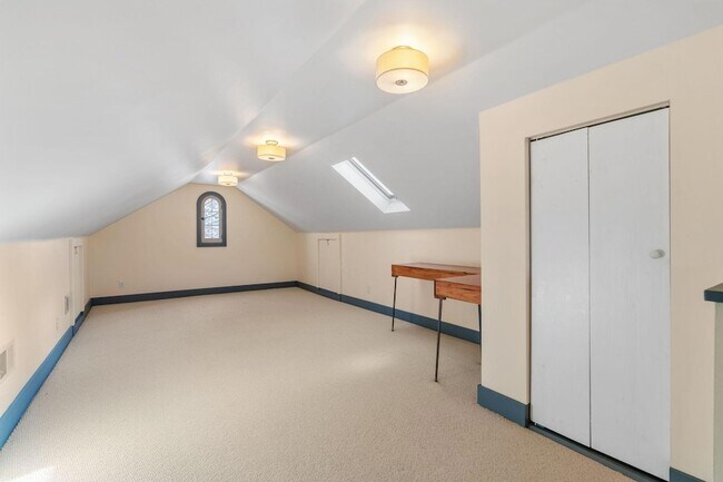 Building Photo - 2300 NE McKinley St