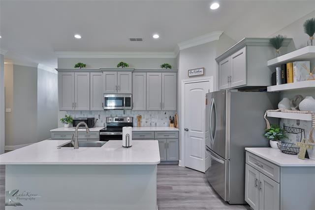 Building Photo - 5433 Fallbrook Dr