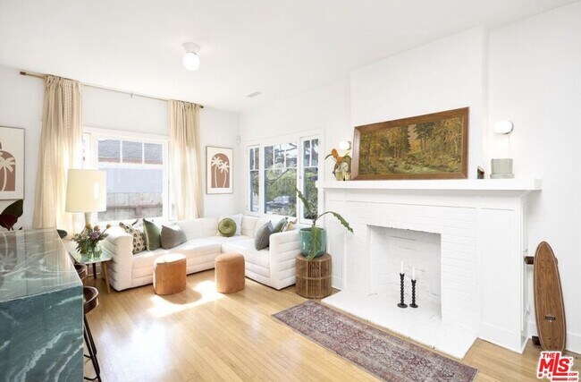 Building Photo - 818 Palms Blvd