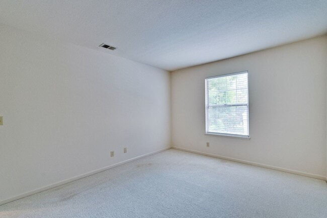 Building Photo - Lovely and spacious 3BR 2.5BA townhouse in...