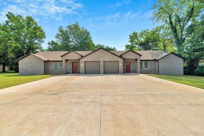 Building Photo - Like New 3-bedroom 2.5 bath Duplex in Gent...