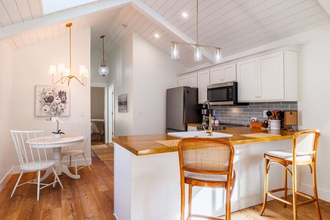 Building Photo - Beautifully remodeled bungalow