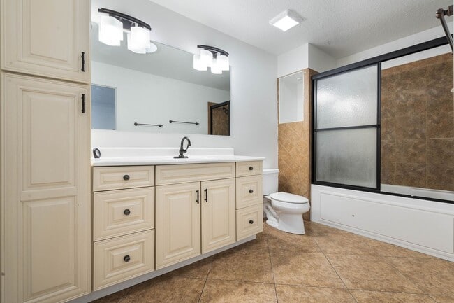 Building Photo - Lovely spacious 3bd/2bath townhouse with screen patio!